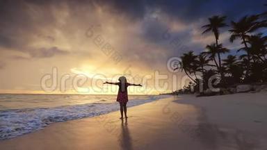 天堂岛海滩热带度假。 快乐的女人穿着裙子享受海上日出。 多米尼加共和国